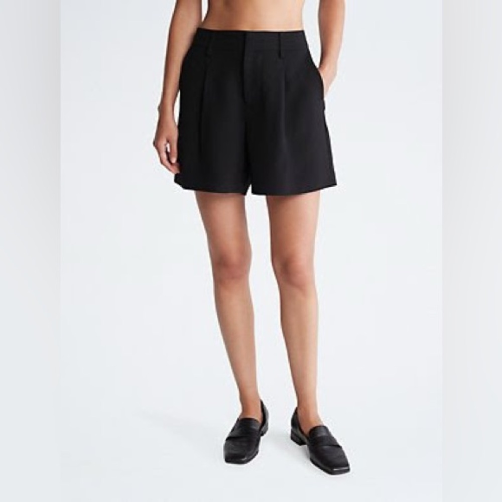 Calvin Klein Black Single Pleat Tailored Shorts, size 10